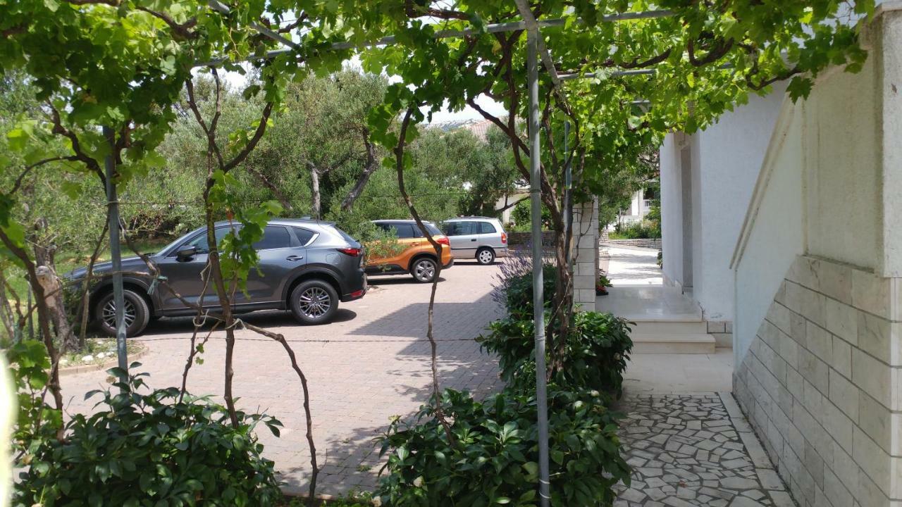 Apartments Dora Banjol Bagian luar foto
